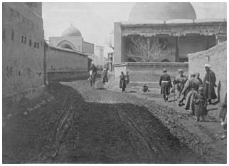 Улица Гуль-базар в начале ХХ века. Слева - мечеть Ходжи Ахрара, справа - гузарная мечеть Гуль-базар, сохранившаяся до нашего времени