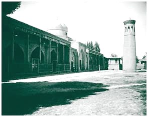 Вид мечети Намазгох со двора