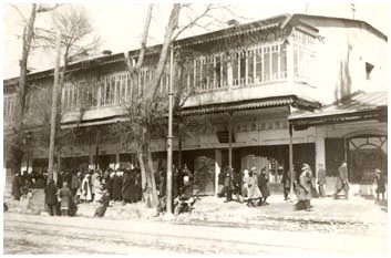 Торговое здание на перекрестке современных улиц Бухоро и Ататюрка